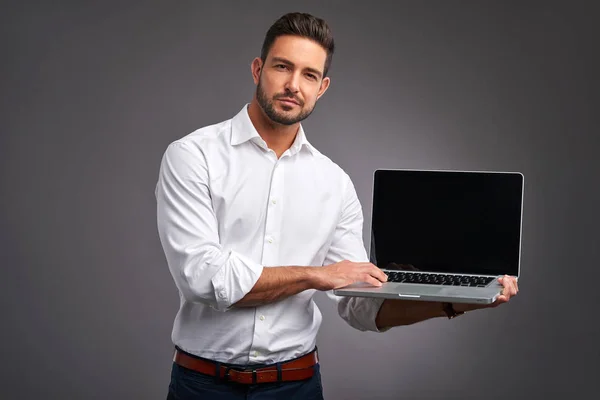 Junger Mann mit Laptop — Stockfoto